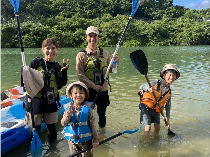 [ส่วนลดสำหรับครอบครัว] 《เรือคายัคป่าชายเลน》 สนุกสุดเหวี่ยง! ★เริ่มเวลา 16:00 น. ★เข้าร่วมได้ตั้งแต่อายุ 2 ขวบขึ้นไป ★มีสินค้าให้เช่าฟรีในขนาดเด็กด้วย!の紹介画像