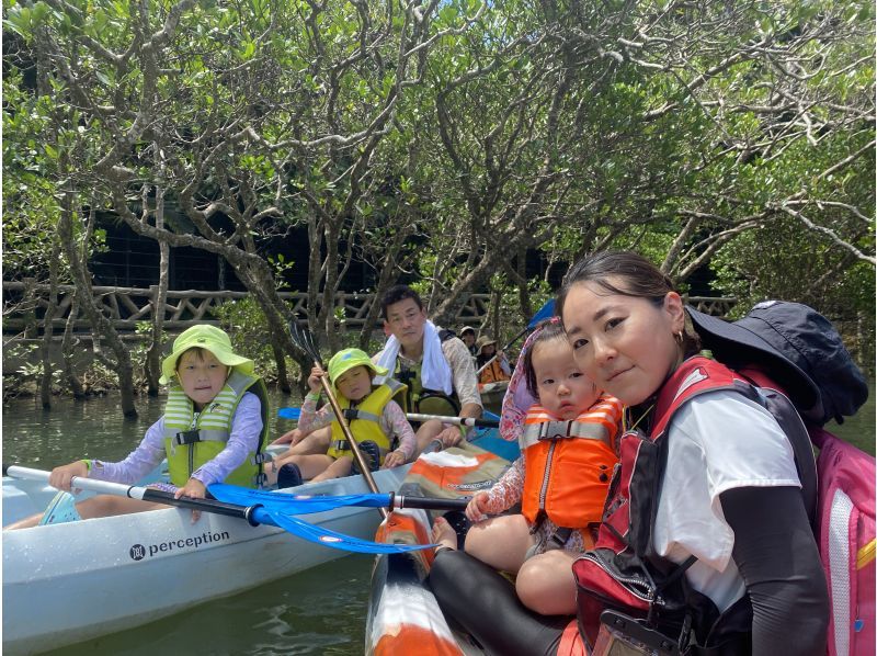 [ส่วนลดสำหรับครอบครัว] 《เรือคายัคป่าชายเลน》 สนุกสุดเหวี่ยง! ★เริ่มเวลา 16:00 น. ★เข้าร่วมได้ตั้งแต่อายุ 2 ขวบขึ้นไป ★มีสินค้าให้เช่าฟรีในขนาดเด็กด้วย!の紹介画像