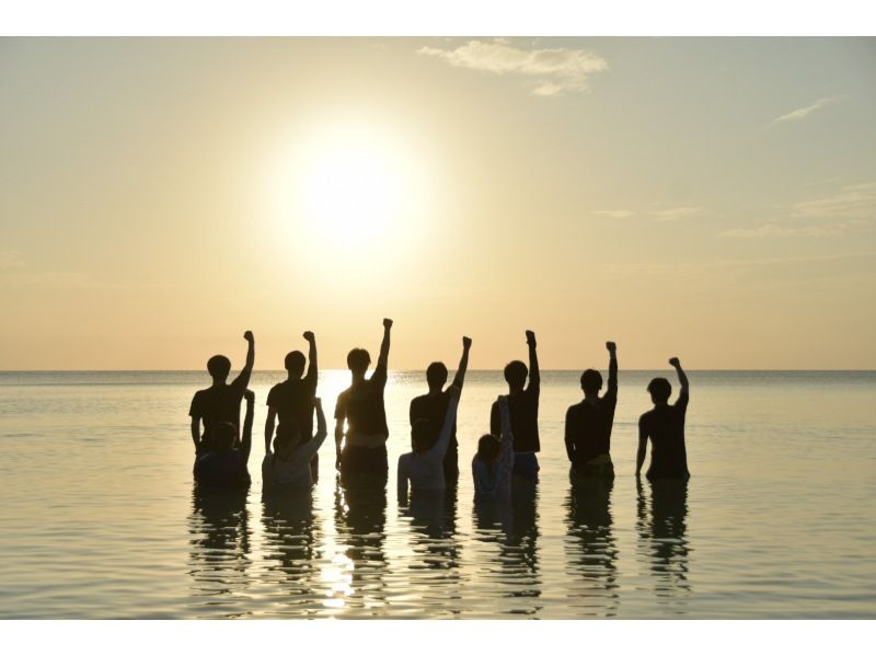 【石垣島サンセットSUP】プライベートポイントで水平線に沈む夕日を2人で｜写真動画無料・ドローン空撮無料の紹介画像