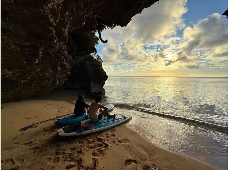 【石垣島サンセットSUP】プライベートポイントで水平線に沈む夕日を2人で｜写真動画無料・ドローン空撮無料の紹介画像