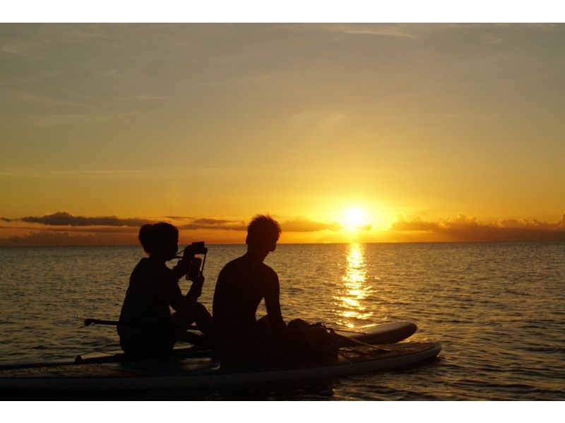 【石垣島サンセットSUP】プライベートポイントで水平線に沈む夕日を2人で｜写真動画無料・ドローン空撮無料の紹介画像