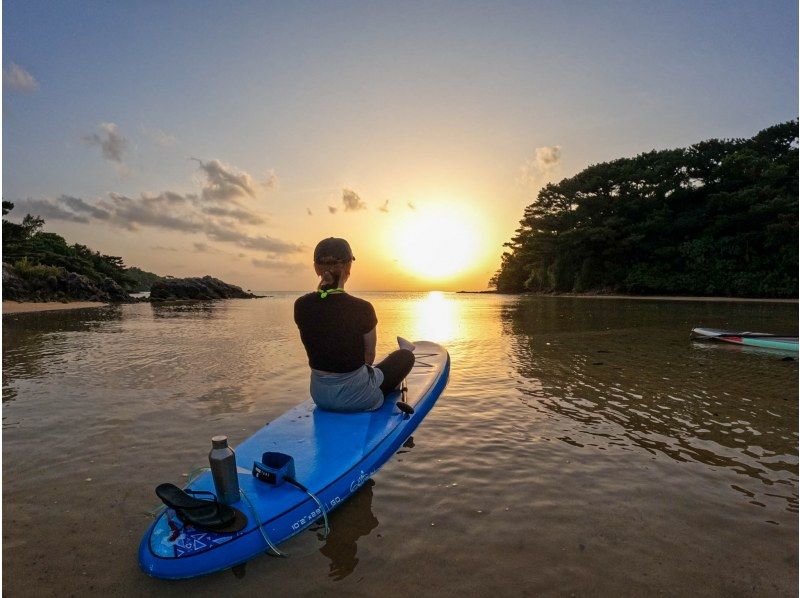 【石垣島サンセットSUP】プライベートポイントで水平線に沈む夕日を2人で｜写真動画無料・ドローン空撮無料の紹介画像
