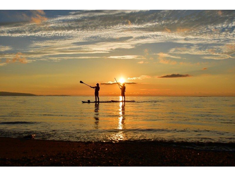 【石垣島サンセットSUP】プライベートポイントで水平線に沈む夕日を2人で｜写真動画無料・ドローン空撮無料の紹介画像