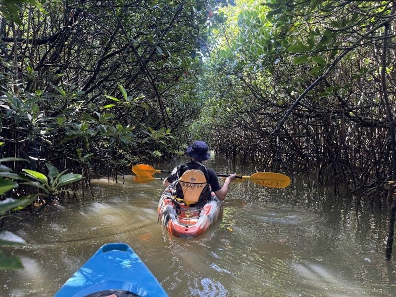 沖縄の事業者「あまんだまん」が実施するカヌー体験の様子