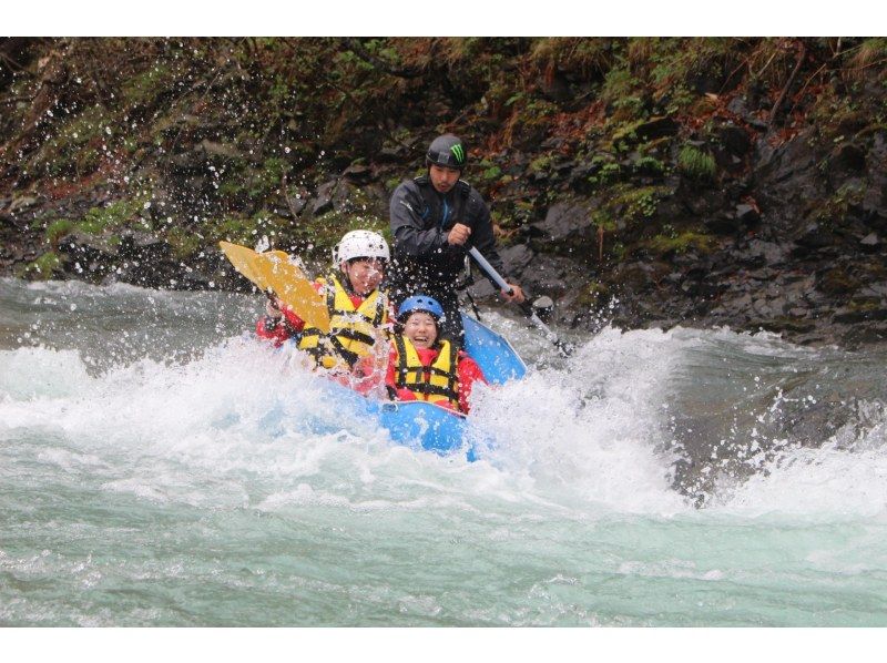 [Hokkaido / Taiki Town, Nubinai River] {Fishing & Rafting!} Enjoy the clear waters of the majestic Hidaka Mountains {empty-handed}の紹介画像