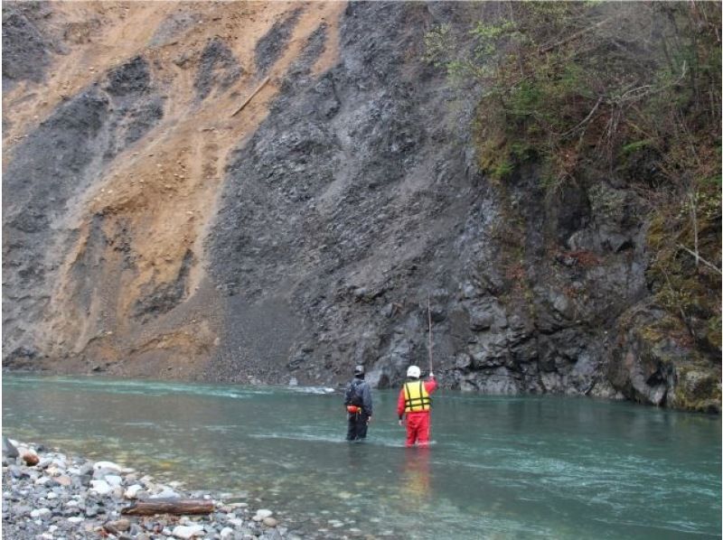 【北海道・大樹町・ヌビナイ川】《フィッシング＆ラフティング！》雄大な日高山脈の清流を《手ぶらで満喫》の紹介画像