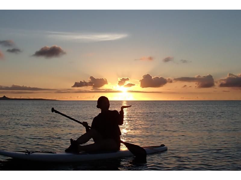 [Northern Okinawa, Nakijin] Recommended for first timers! Sunset SUP experience course (90 minutes) [Playing in the sea near Churaumi Aquarium and Kouri Island. With memorable photos!!]の紹介画像