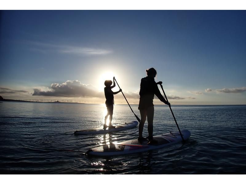 [Northern Okinawa, Nakijin] Recommended for first timers! Sunset SUP experience course (90 minutes) [Playing in the sea near Churaumi Aquarium and Kouri Island. With memorable photos!!]の紹介画像