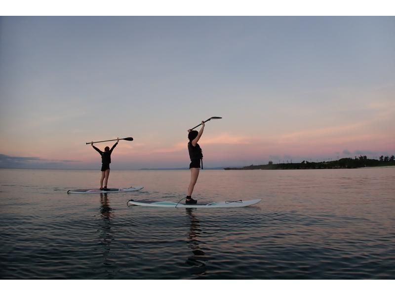 [Northern Okinawa, Nakijin] Recommended for first timers! Sunset SUP experience course (90 minutes) [Playing in the sea near Churaumi Aquarium and Kouri Island. With memorable photos!!]の紹介画像