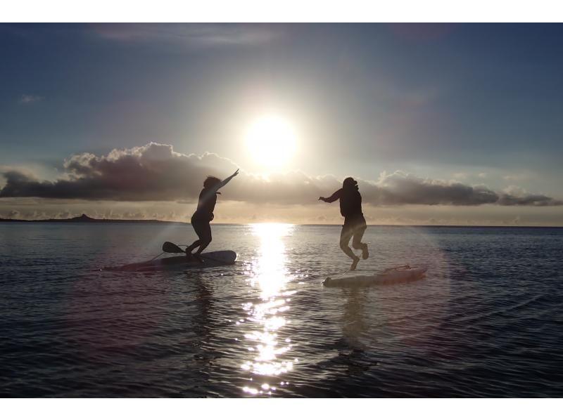 [Northern Okinawa, Nakijin] Recommended for first timers! Sunset SUP experience course (90 minutes) [Playing in the sea near Churaumi Aquarium and Kouri Island. With memorable photos!!]の紹介画像