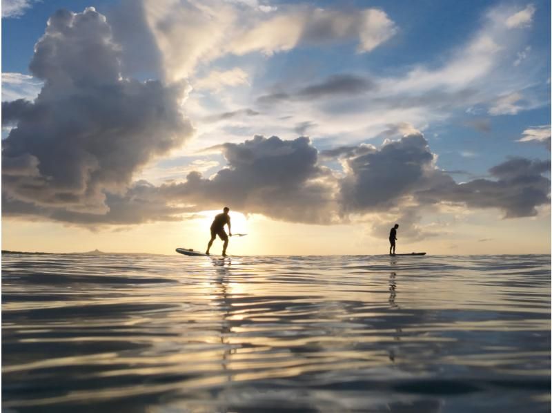 [Northern Okinawa, Nakijin] Recommended for first timers! Sunset SUP experience course (90 minutes) [Playing in the sea near Churaumi Aquarium and Kouri Island. With memorable photos!!]の紹介画像