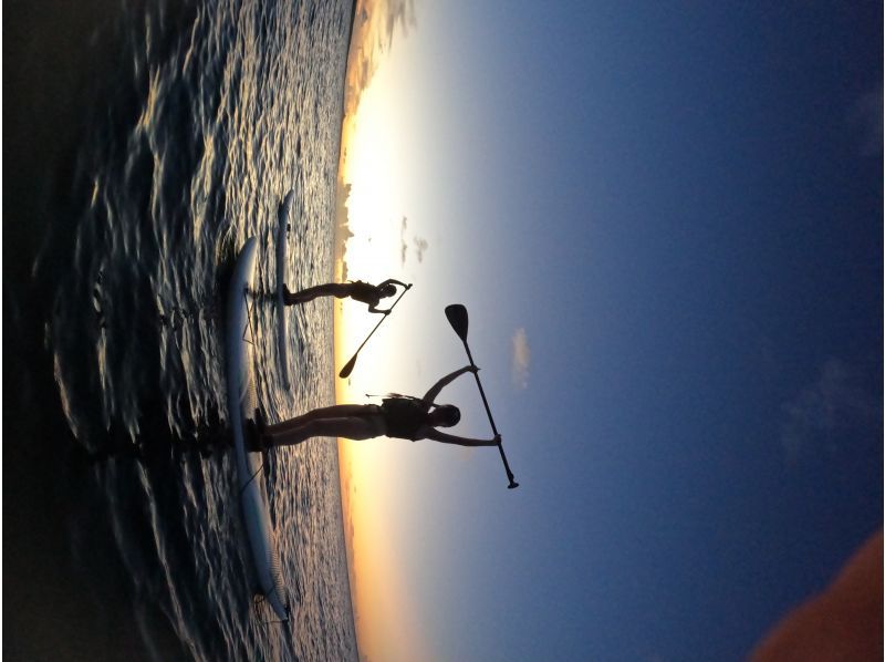 [Northern Okinawa, Nakijin] Recommended for first timers! Sunset SUP experience course (90 minutes) [Playing in the sea near Churaumi Aquarium and Kouri Island. With memorable photos!!]の紹介画像