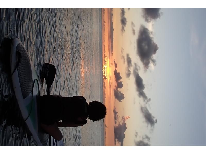 [Northern Okinawa, Nakijin] Recommended for first timers! Sunset SUP experience course (90 minutes) [Playing in the sea near Churaumi Aquarium and Kouri Island. With memorable photos!!]の紹介画像