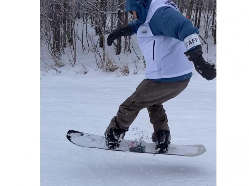 [Niseko 5H] Master steep turns, carving, freestyle tricks and powder skiing with ease in a completely private lesson for advanced skiers!の紹介画像