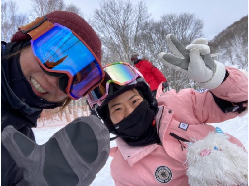 [Niseko 5H] Master steep turns, carving, freestyle tricks and powder skiing with ease in a completely private lesson for advanced skiers!の紹介画像