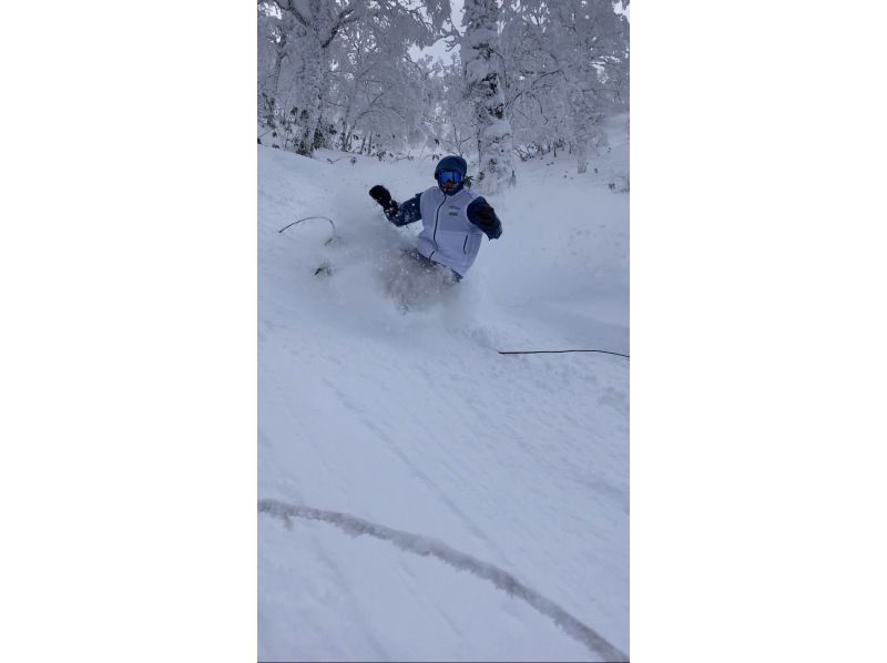 [Niseko 5H] Master steep turns, carving, freestyle tricks and powder skiing with ease in a completely private lesson for advanced skiers!の紹介画像