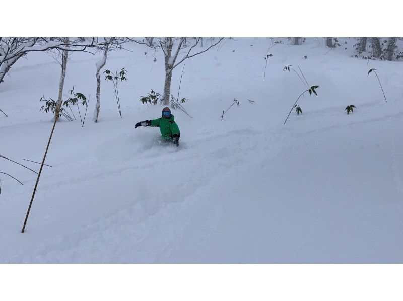 [Niseko 5H] Master steep turns, carving, freestyle tricks and powder skiing with ease in a completely private lesson for advanced skiers!の紹介画像