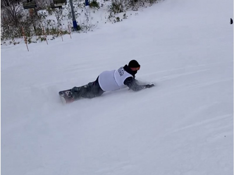 [Niseko 5H] Master steep turns, carving, freestyle tricks and powder skiing with ease in a completely private lesson for advanced skiers!の紹介画像