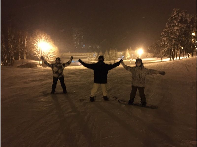 [Niseko Night Skiing] Enjoy even in the evening!! Night skiing private lessons! Make your snowboarding debut on a fantastic slope! Welcome to the most fun world of snow!の紹介画像