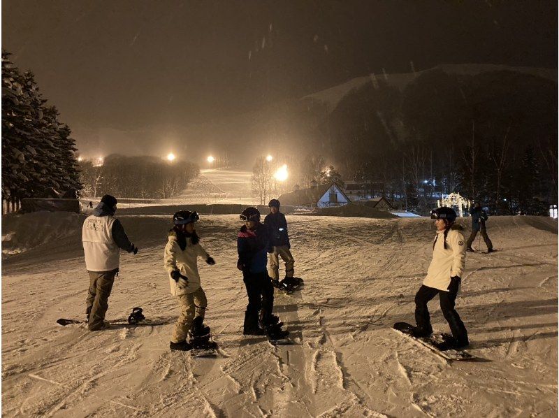 [Niseko Night Skiing] Enjoy even in the evening!! Night skiing private lessons! Make your snowboarding debut on a fantastic slope! Welcome to the most fun world of snow!の紹介画像