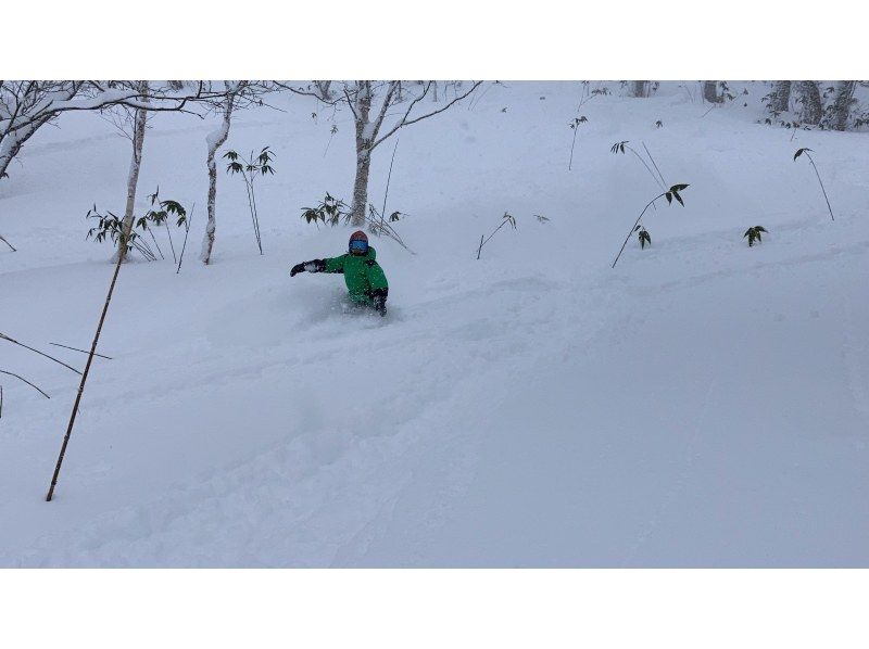 [Niseko Night Skiing] Enjoy even in the evening!! Night skiing private lessons! Make your snowboarding debut on a fantastic slope! Welcome to the most fun world of snow!の紹介画像