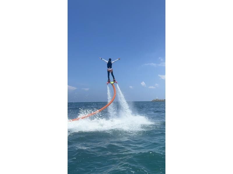 【沖縄・宜野湾】水圧で空を飛ぶ！新感覚のフライボードやウェイクボード・定番のバナナボートやマーブル・ジェットツーリング・シュノーケリング体験の紹介画像