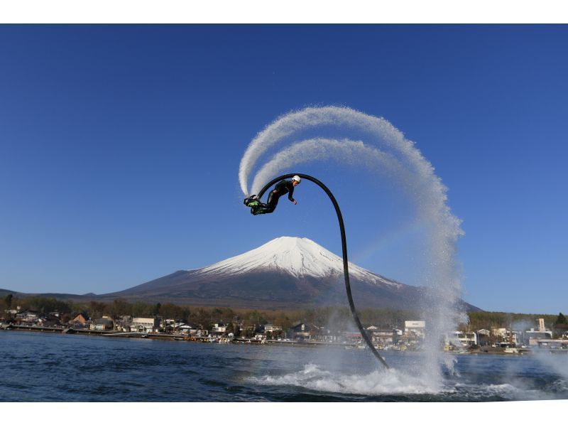 [Yamanashi, Lake Yamanaka] A very popular classic. Flyboarding using water pressure to fly in the air!の紹介画像