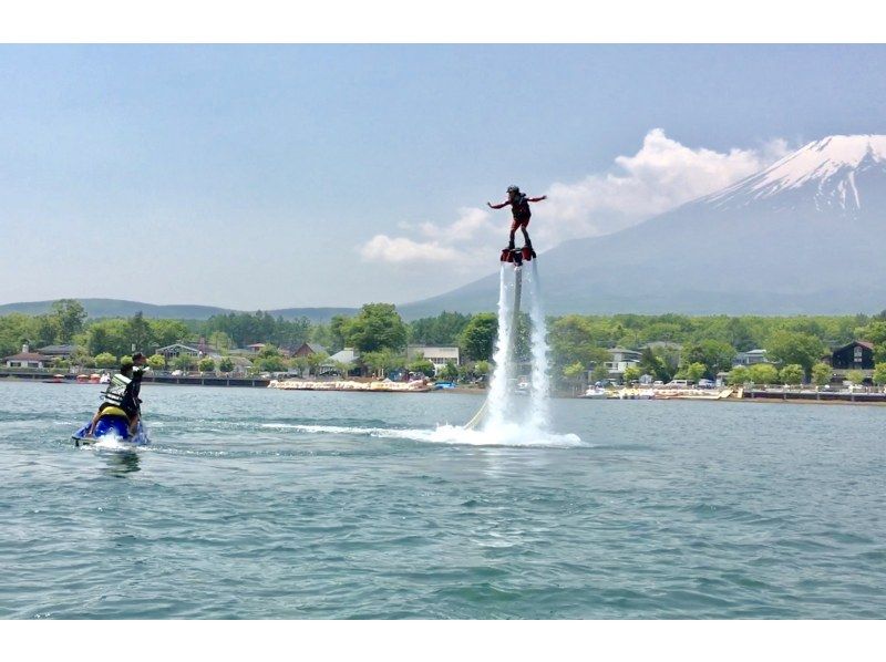 [Yamanashi, Lake Yamanaka] A very popular classic. Flyboarding using water pressure to fly in the air!の紹介画像