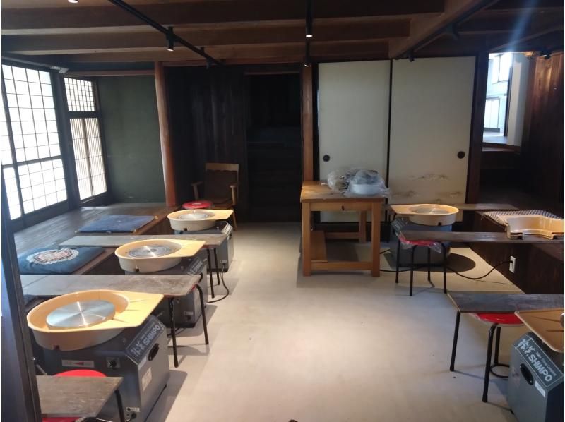 [Gifu/Takayama] A 40-minute experience plan centered around potter's wheel. The workshop is a 5-minute walk from Nakabashi, the tourist center, making it convenient for sightseeing. There is also a cafe nearby.の紹介画像