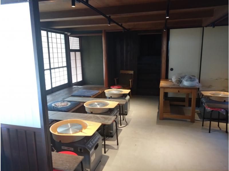 [Gifu/Takayama] A 40-minute experience plan centered around potter's wheel. The workshop is a 5-minute walk from Nakabashi, the tourist center, making it convenient for sightseeing. There is also a cafe nearby.の紹介画像