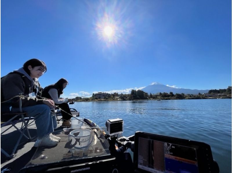 A duo of women enjoying a fish boat and cruise experience at "Kirakujuku" in Lake Kawaguchi, Yamanashi