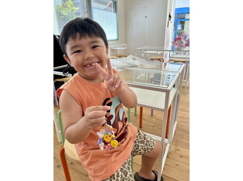 [Okinawa, Ishigaki Island] Kids will be delighted! Lots of cute parts ☆ Make a straight strap (set of 3) with over 700 types of beads and parts to choose fromの紹介画像