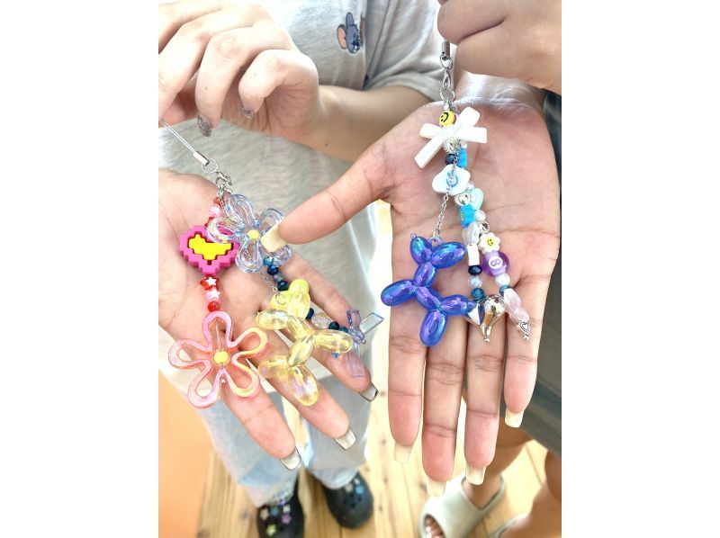 [Okinawa, Ishigaki Island] Kids will be delighted! Lots of cute parts ☆ Make a straight strap (set of 3) with over 700 types of beads and parts to choose fromの紹介画像