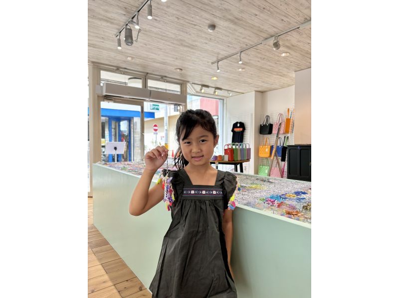 [Okinawa, Ishigaki Island] Kids will be delighted! Lots of cute parts ☆ Make a straight strap (set of 3) with over 700 types of beads and parts to choose fromの紹介画像