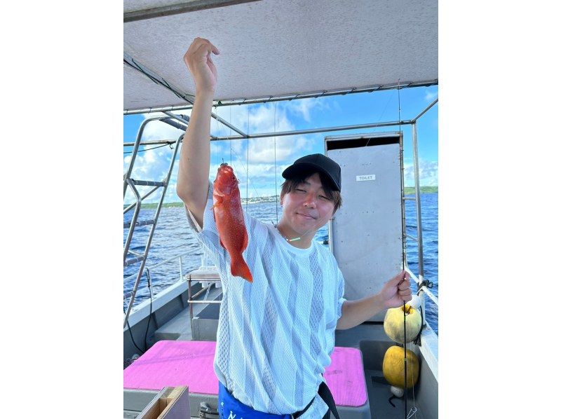 「促銷！」[宮古島] 家庭輕鬆釣魚！釣魚無需任何準備！對於初學者和女性來說都是安全的！伊良部島薩拉濱港每天 3 班出發の紹介画像