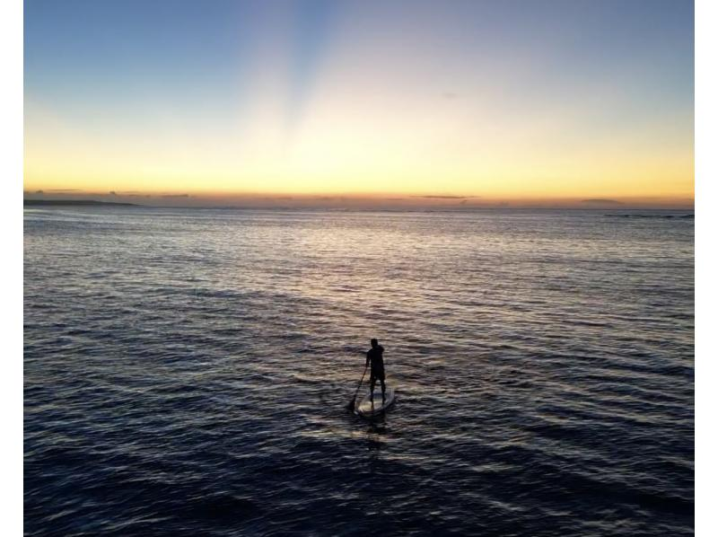 Okinawa's No.1 achievement! [Sunset SUP] The sunset seen from the sea is exceptional! It's sure to look great on social media! Unlimited photo taking + drone photography included [Nakijin]の紹介画像
