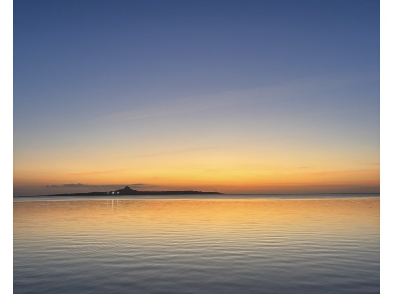 Okinawa's No.1 achievement! [Sunset SUP] The sunset seen from the sea is exceptional! It's sure to look great on social media! Unlimited photo taking + drone photography included [Nakijin]の紹介画像