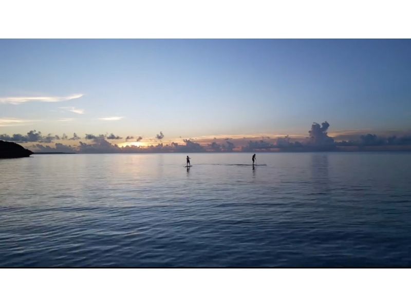 Okinawa's No.1 achievement! [Sunset SUP] The sunset seen from the sea is exceptional! It's sure to look great on social media! Unlimited photo taking + drone photography included [Nakijin]の紹介画像
