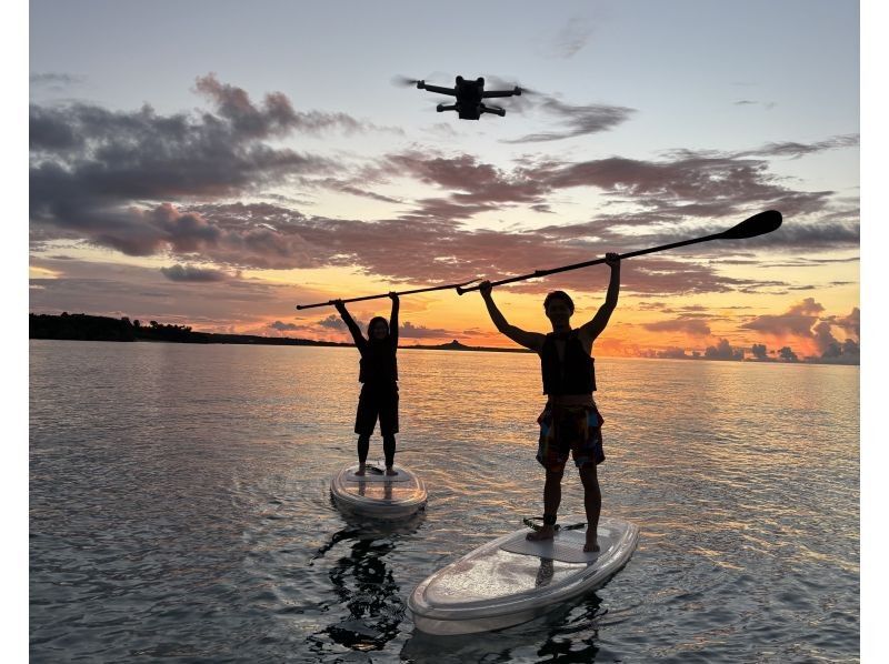 Okinawa's No.1 achievement! [Sunset SUP] The sunset seen from the sea is exceptional! It's sure to look great on social media! Unlimited photo taking + drone photography included [Nakijin]の紹介画像