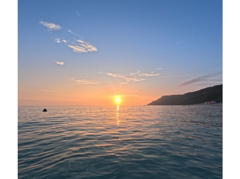 [Okinawa, Miyakojima, Snorkeling] Private tour for one group! A mystical experience of swimming with wild sea turtles while watching the sunrise!の紹介画像