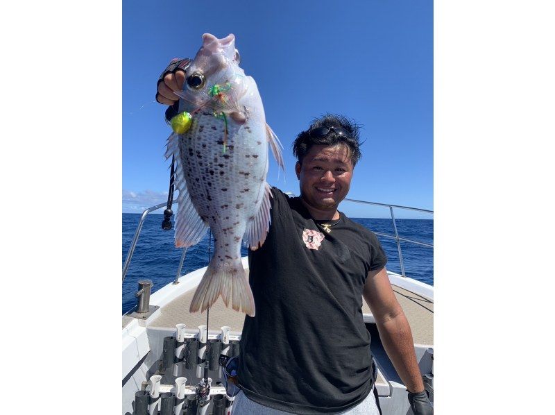 [Southern Okinawa] Departing from Yonabaru Marina. Fully-private! Children (ages 6 and up) and beginners can also come empty-handed for a half-day lure fishing experience tour (up to 4 people). Toilets available!の紹介画像