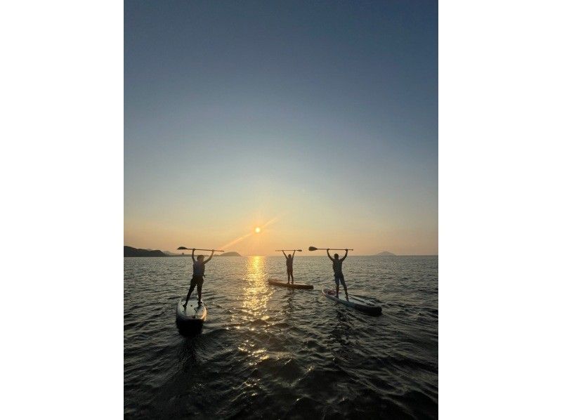 [Fukuoka/Itoshima] 《Popular Sunset SUP》 Watch the moment the sun sets on the ocean! Get a free GoPro photo ★ Recommended for women, couples and familiesの紹介画像