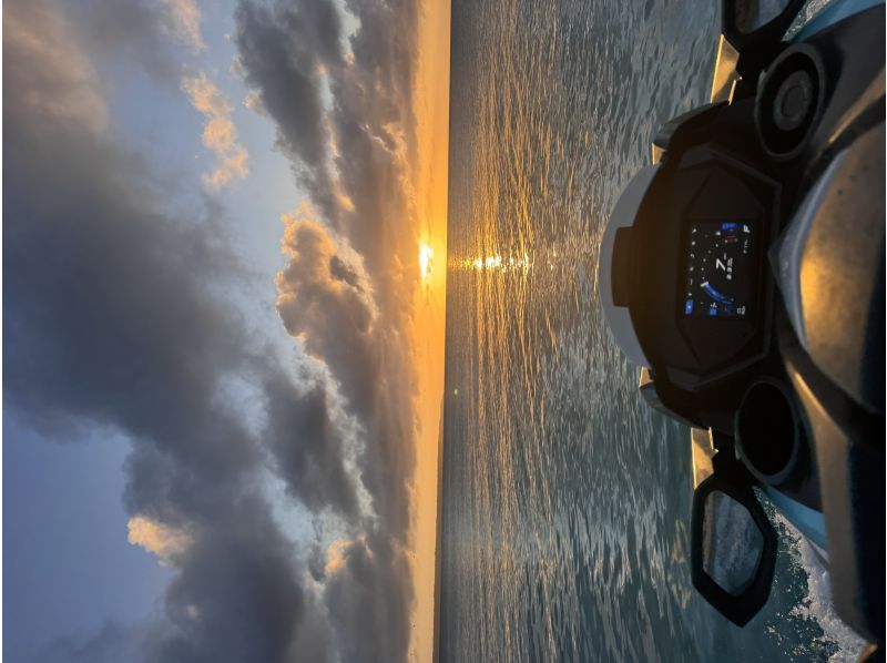 [มิยาโกจิม่า - จำกัด 1 กลุ่มต่อวัน] ★Sunset Jet Ski Unihama★ ประสบการณ์ชมพระอาทิตย์ตกที่ดีที่สุด! มาถึงใน 5 นาที! รับประกันความพึงพอใจ 100%! มีรูปถ่ายเครื่องดื่มรวมอยู่ด้วย!の紹介画像