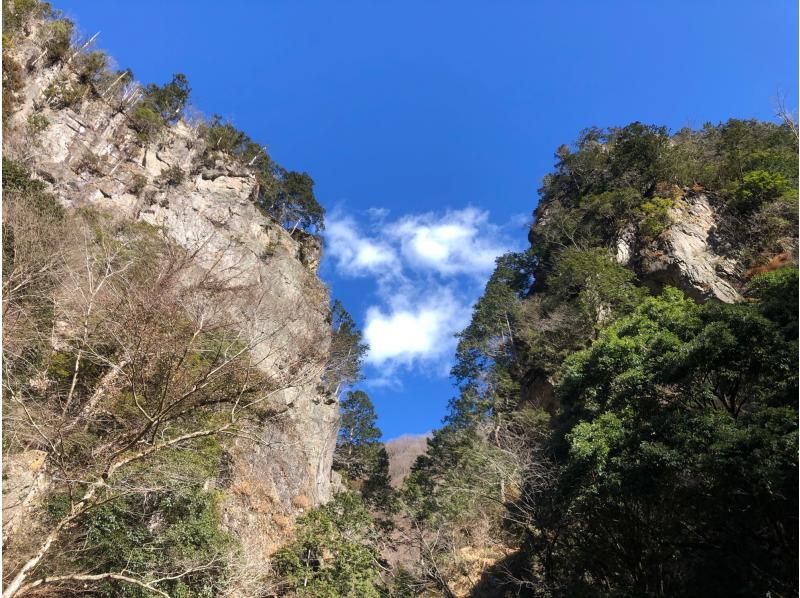 【天空の古民家へ】東京・檜原村の奥深く 山岳モノレールで天空の古民家を訪ねるツアーの紹介画像