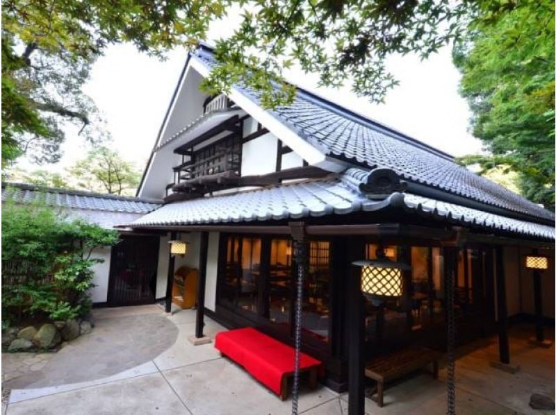 【東京】ゆったり楽しむ江戸三大庭園の紅葉&東京雲海に包まれるホテル椿山荘東京庭園と石焼料理付バスツアー【029029-1463】の紹介画像