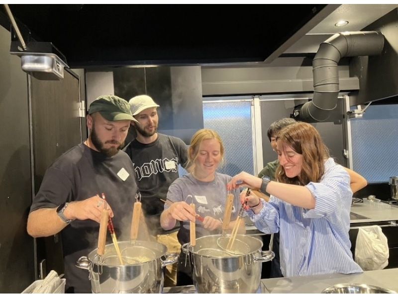 Ramen Making from Scratch +Akihabara Tour –Tokyo Cooking Classの紹介画像