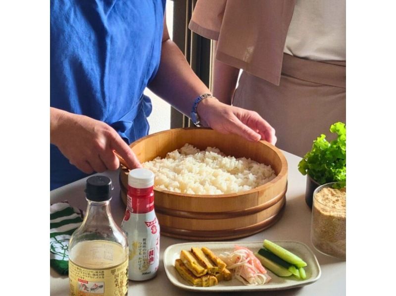 [Fukuoka, Tenjin] <For foreign tourists only> Experience Japanese home cooking! ~ Making hand-rolled sushi and a market/supermarket tour ~の紹介画像