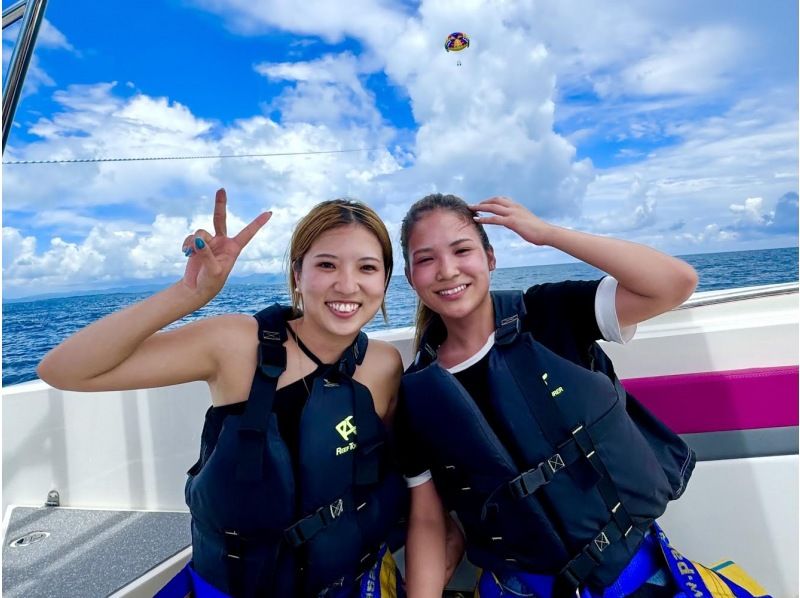 【沖縄・石垣島】石垣島の雄大な海の上でパラセーリング！初心者、小さなお子様、ご年配の方でもOK!の紹介画像