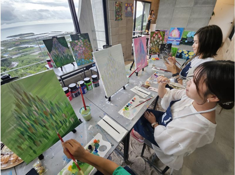 【那覇から40分】絶景の海を一望！砂浜のスタジオで楽しむアート体験♪雨でも安心！ファミリー・カップル歓迎！沖縄の美しい景色をキャンバスに！！の紹介画像