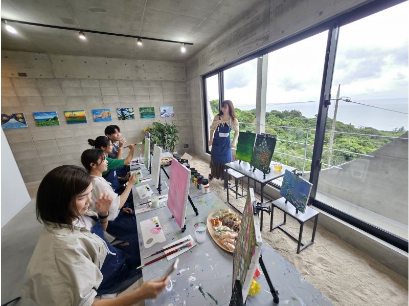 [40 minutes from Naha] A spectacular view of the ocean! An art experience to enjoy in a studio on the beach ♪ No need to worry about rain! Families and couples welcome! Use Okinawa's beautiful scenery as your canvas!の紹介画像